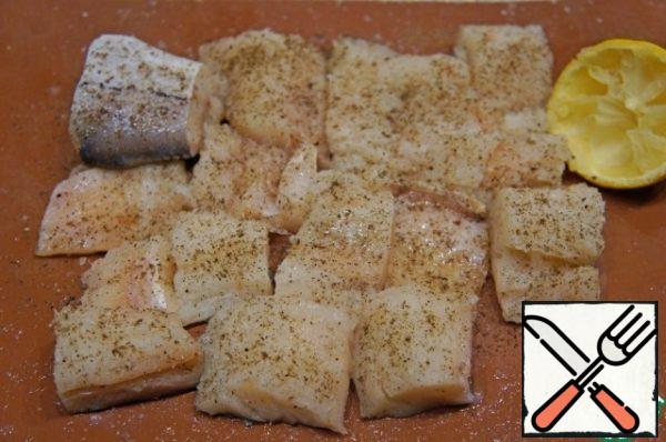 Wash the fish, peel and cut into fillets together with the skin. Cut the fillet into pieces, season with salt and pepper, sprinkle with lemon juice and set aside. From waste (fins, bones), broth is cooked with the addition of onions, carrots, celery root and petiole, taken additionally, not from the list of ingredients.
