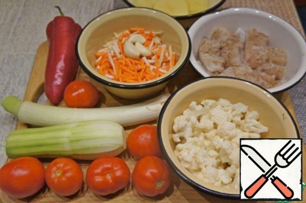 While the broth is cooking, wash and peel the vegetables (the mass of all vegetables, except bell pepper, is given in already peeled form).
Cut carrots and celery into strips.
