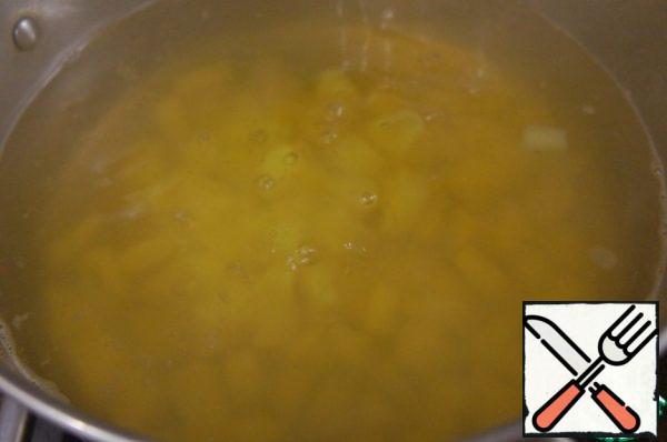 Strain the broth, bring to a boil and pour the potatoes into it, cook after boiling for 5 minutes.
