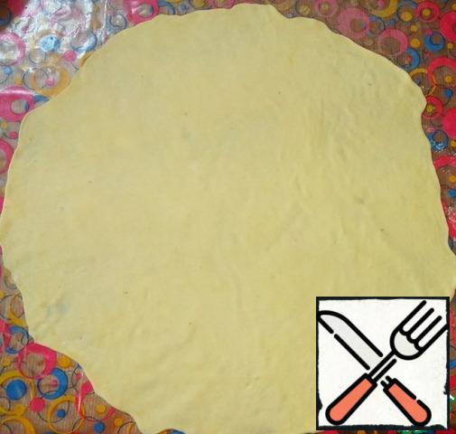 Roll out each part of the dough very thinly into a circle (1 mm thickness).
