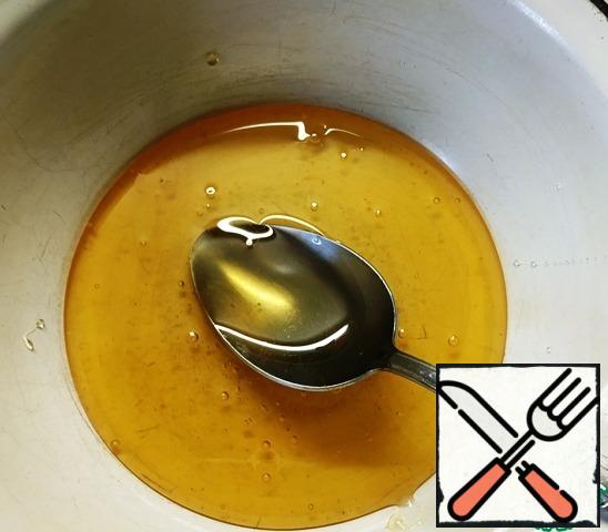 Honey put in a convenient bowl, put in a water bath. Stirring, heat for 3-4 minutes.