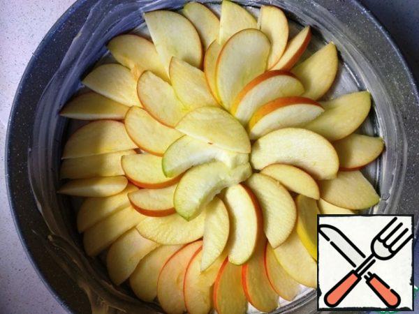 Place the apple slices on the bottom of the mold.
