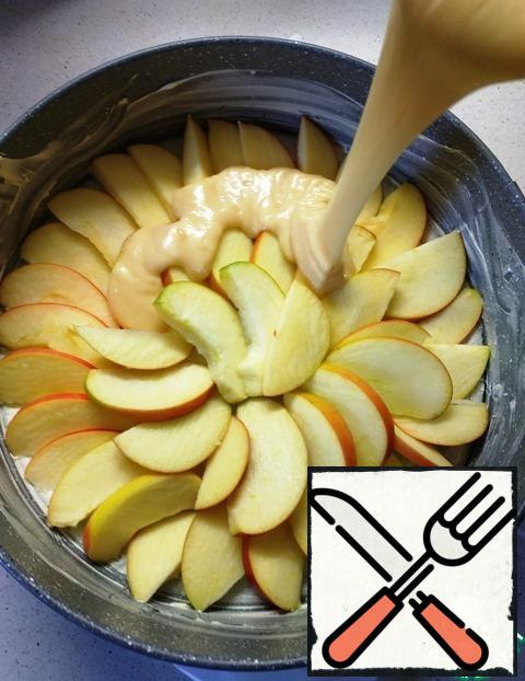 Pour the apples dough over the entire surface of the form.