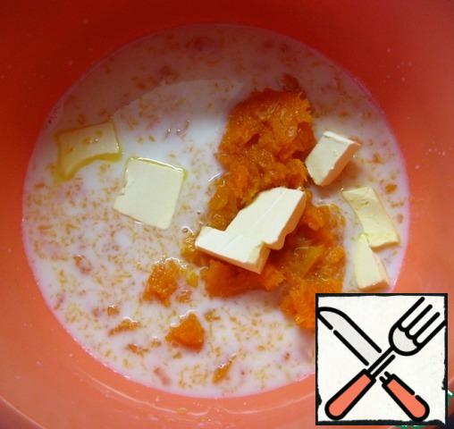 To warm milk add pieces of soft butter and pumpkin puree.