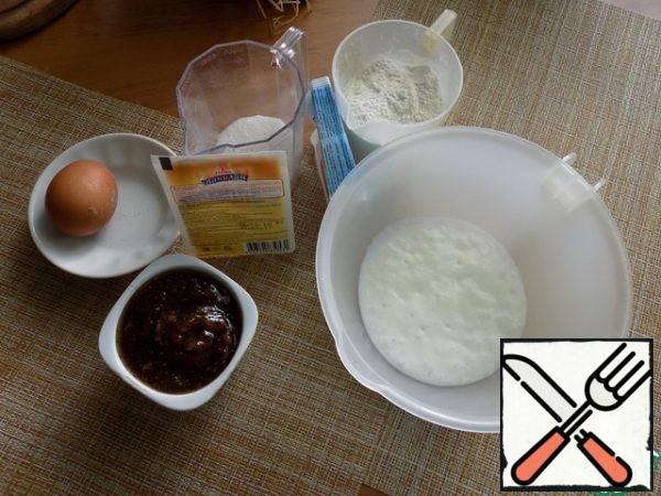 I gave the consumption of the ingredients for 12 pieces of muffins. I will make half, which means I will reduce the amount of ingredients by half. We prepare the products that we need.
