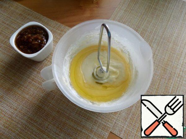 Sift a little flour, working with a whisk. Add the butter and mix all the ingredients in the dough thoroughly. If you are going to use butter, it must first be melted in a microwave oven for 55 seconds at a power of 800 watts or in a water bath.
