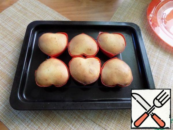 If the dough does not stick to the splinter (toothpick), then they are ready! Remove the cupcakes from the oven and let them cool down a little.
