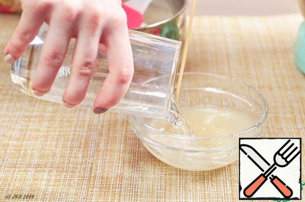 Agar pour a small amount of water and stir thoroughly.