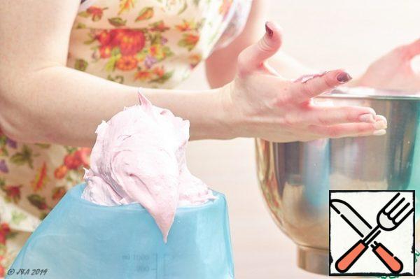 Transfer the warm mass into a bag with an open star nozzle of the largest diameter.
