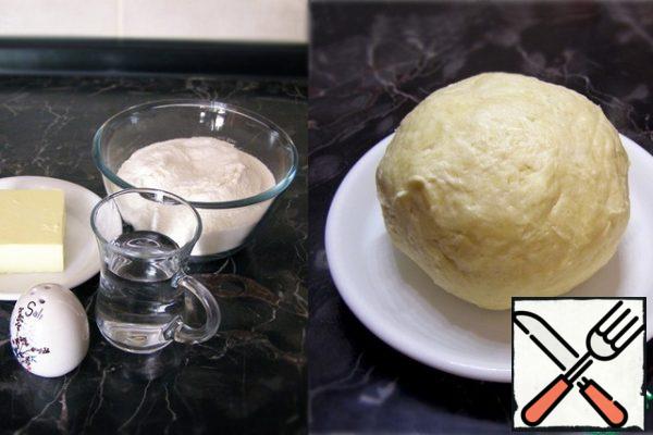All proportions are given for the form d= 26 cm.
Knead the dough from butter, flour, salt and water (do not knead for a long time), put it in a bag and put it in the refrigerator for 2 hours. The baking dish should be lightly oiled, sprinkled with flour and put in the refrigerator.
