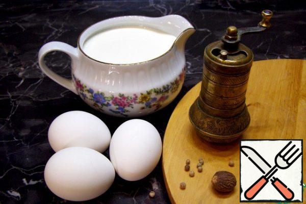 Prepare products for pouring: eggs, cream (I have 20%) and spices. I like the nutmeg and white pepper in this pie. Also, if desired, you can add a little fresh or dried herbs. Choose herbs with a delicate aroma and taste, so as not to drown out the delicate taste of the cake.