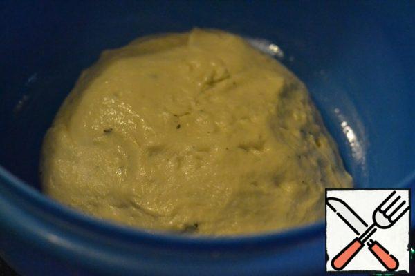 In another bowl, mix the flour, salt, 1/2 teaspoon thyme, 1 egg, olive oil ( can be replaced with sunflower oil) and the yeast that has come up. Knead dough.
Put in a greased bowl, cover with a towel and leave to approach 45 minutes in a warm place.