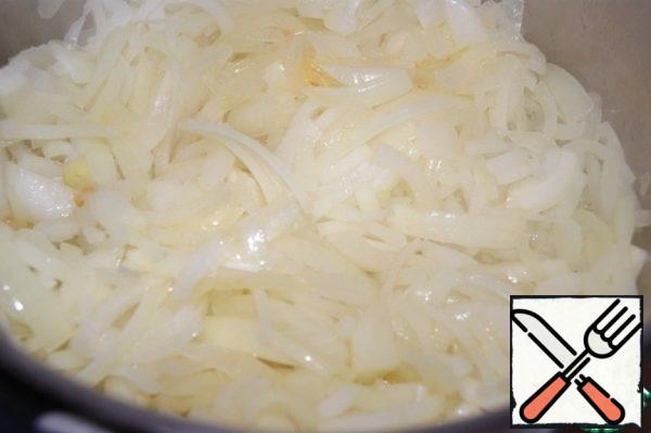 Cut the onion into half rings, garlic into circles, place in a saucepan and simmer with 3 tablespoons of oil for 3-4 minutes.