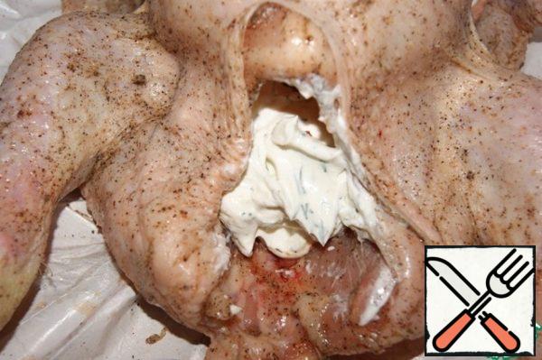 Place the yogurt filling inside the chicken.
Thanks to yogurt, the chicken turns out very juicy.