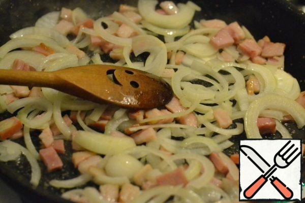 Add sunflower oil, pork and onion to the pan.
Lightly fry.
