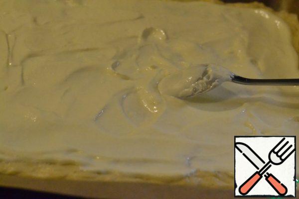 In a separate bowl, mix the sour cream and egg. Lightly whisk.
Lubricate the surface dough.