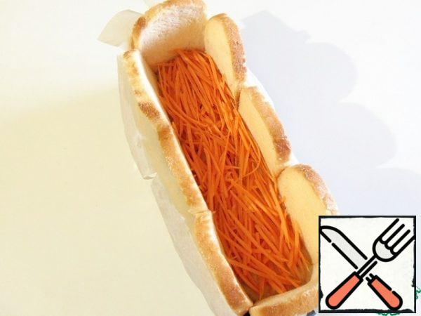 Pour the third part of the potato-mushroom mixture on the bread, put the carrots on top. Lightly crush.

