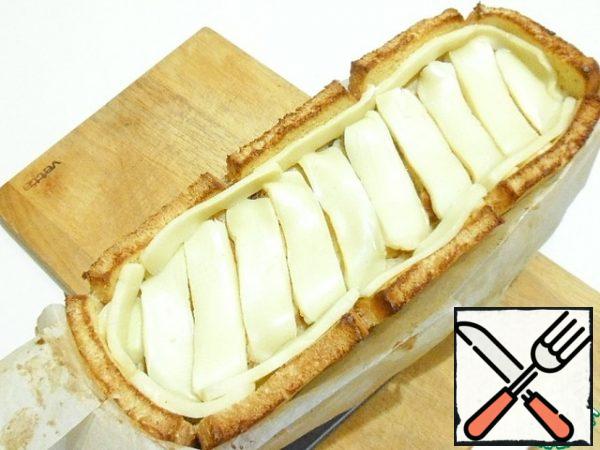 Send in the oven, preheated to 220º.
At this temperature, bake for 15 minutes.
Remove and spread over the entire surface of the cheese slices.
Again put in the oven.
Reduce t to 180o and bake until Golden brown on the cheese.