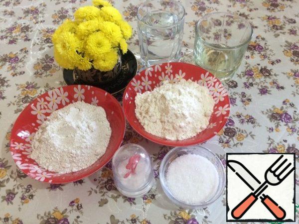 Prepare the food. When preparing the starter, we will not need oil, salt and sugar. These products will be added when we start baking bread.

