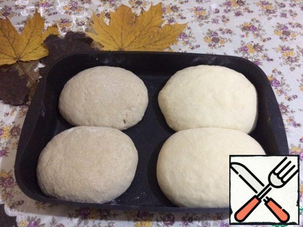 When the dough rises properly, put it in a preheated oven. Bake at 180-190 degrees for 25-30 minutes. If it is baked unevenly in your oven, it is best to put it in the oven for the first 15 minutes under a baking dish with water. Then take it out and bake the bread until ready. From my own experience, I can say that if you bake bread in such a volume and shape, then you do not need to keep it in the oven for more than 30 minutes. It turns out too dry.
