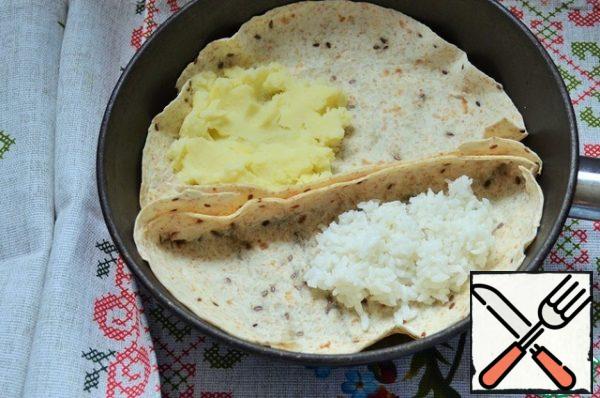 Grease the pan with vegetable oil.
Put the tortillas in the pan, forming the sides.
On one tortilla put the puree on the other rice.
P.S.: Here You can use your favorite porridge or garnish.