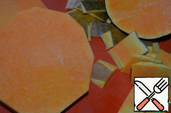 Before cooking, peel the pumpkin and celery, finely chop.
