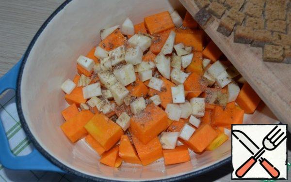 Mix with vegetable oil, add lemon salt,
put in a roasting pan.
Add the cubes of bread Borodino (the second slice).