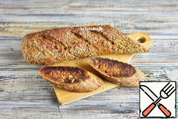 Baguette cut along portions (I have a useful fitness baguette with various seeds, whole grain, bran with carrots). Roast in the toaster.