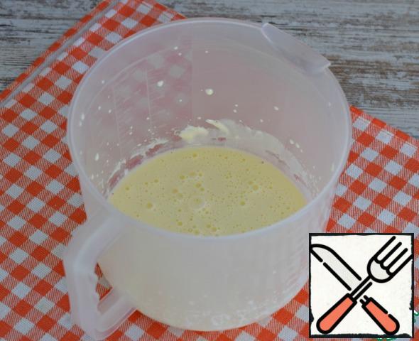 Whisk or fork to mix low-fat sour cream, egg (C1) and olive (sunflower, corn) oil.