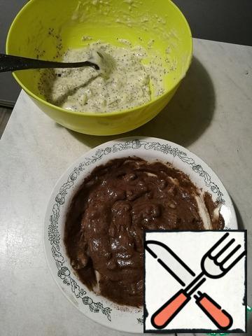 The resulting mixture is divided into 2 plates and in one bowl put the poppy seeds, in another cocoa (I have Nesquik) and mix.