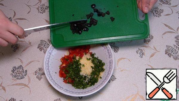Filling.
Cheese-on a small grater.
Pepper-small cube.
Greens-chop.
Olives - on 8 parts.
Stir.