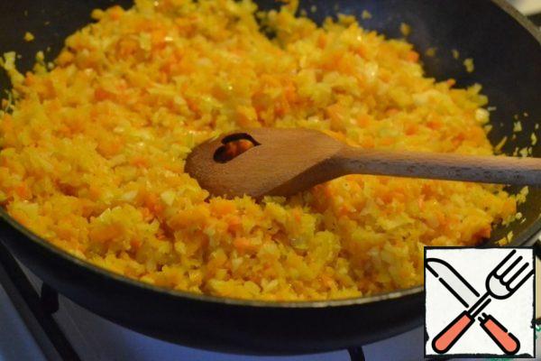 Pour 2 tablespoons of sunflower oil into the pan and put out the vegetables under the lid. When the pumpkin and carrot are soft, season with salt and pepper.
