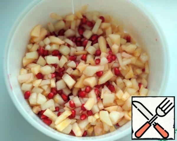Apples and pears wash, peel and cut into cubes. Garnet also wash and remove pomegranate seeds. Mix apples, pears and pomegranate seeds.