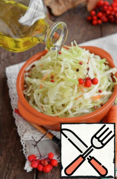 Given, that under sour not been used sugar and was used rye flour, cabbage can seem you sourer conventional and more " vigorous." Therefore, when serving, lightly sprinkle sugar, stir and leave for 5-10 minutes, then pour oil and serve.