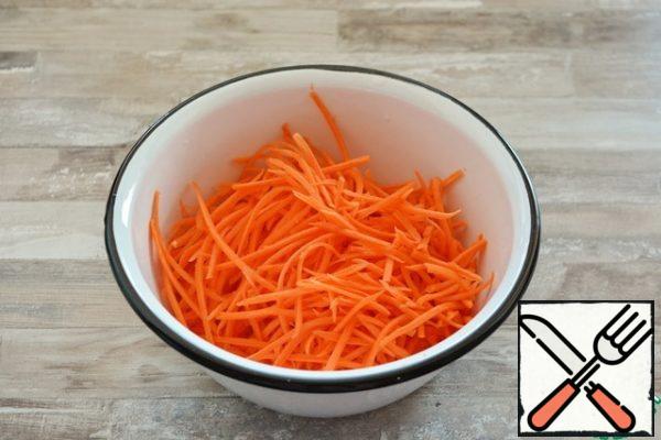 Peel the carrots, grate.