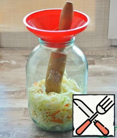 And put the salted-crumpled cabbage in a jar, crushing it with a pusher. So do until the jar is full. Usually a three-liter jar includes 2-2. 5 kg of cabbage.
