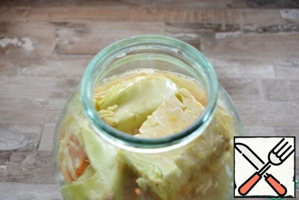 Leave the cabbage in the room for 3-5 days. On the second day usually begins copious brine, so the banks better to put on a tray or something to spread. Jar cover with gauze or just cover with inverted lids.