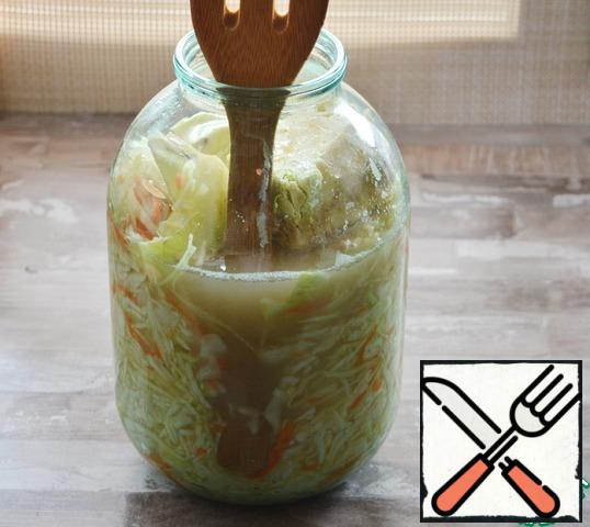 Starting from the second day, when fermentation begins, cabbage should be pierced with a wooden stick or handle from the shoulder blade to the bottom to release gases. This should be done 1-2 times a day.