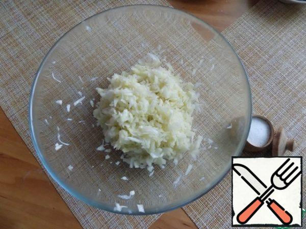 Put in a bowl and sprinkle with salt. We crumple hands that it gave juice.