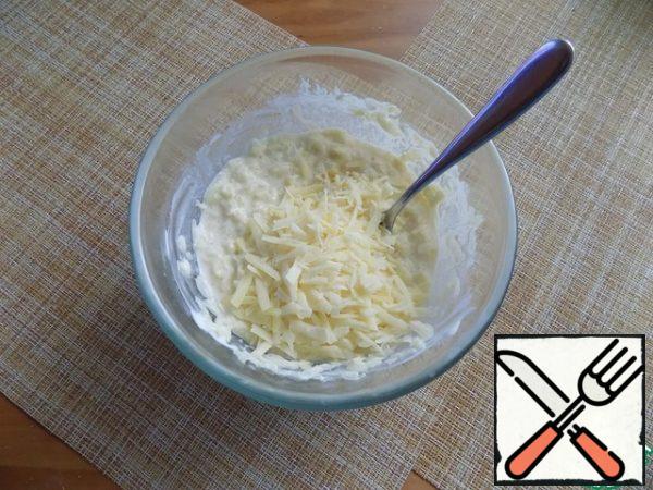 Send the cheese into the mixture. With a silicone spatula, I spread it evenly over the mixture. Everything is ready to send the mixture to the pan.