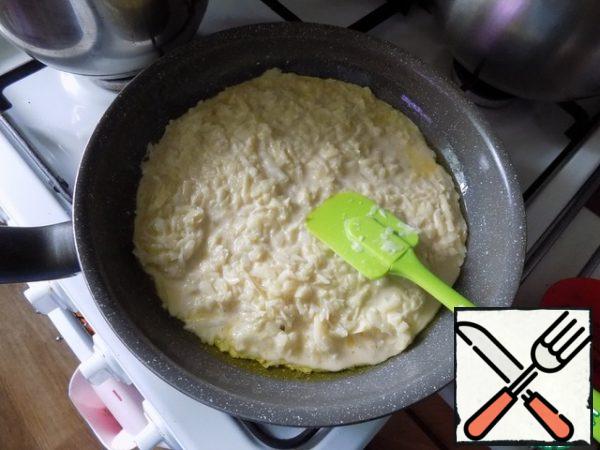 The pan is better to take a non-stick. It still needs to be daubed with oil. I use olive 1 tbsp. If you do not have a non-stick frying pan, you can use any, only you will need more oil. Heated a greased pan D-24 cm and put the mixture. Spatula distributed evenly. Turned down the fire a little more than minimum.