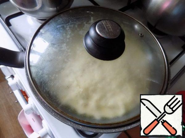 Cover with a lid and fry until the casserole catches. I checked it with the same silicone spatula.
