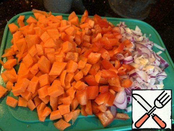 Finely chop the onion, bell pepper and carrots.