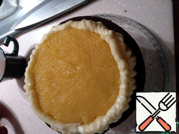Put a little cream on the cake, then a "circle" of jam, make a rim of cream in a circle. Repeat with another layer and finish with the third part of the biscuit.
