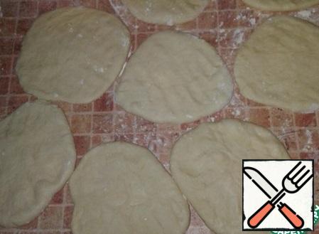 Divide the dough into pieces. Take one piece and shape the tortilla to the size of the pan. The dough is soft and obedient, so it can be easily done with your hands.