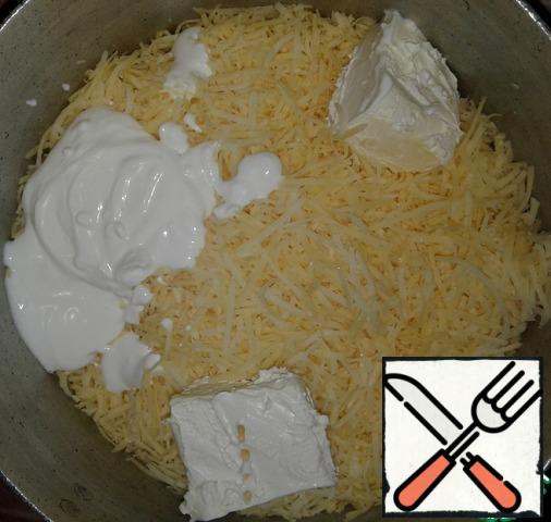 For the filling, grate both types of cheese. Add soft butter, sour cream and, if necessary, salt (I did not salt). Mix the filling well, rubbing the mixture with a fork.