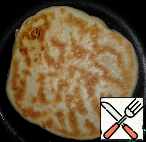 Form the pellets in a convenient way for you. Put the tortilla in a dry frying pan, cover with a lid and hold over medium heat for 2-3 minutes.
Turn over and fry for another 2 minutes. on the other side already without a lid.