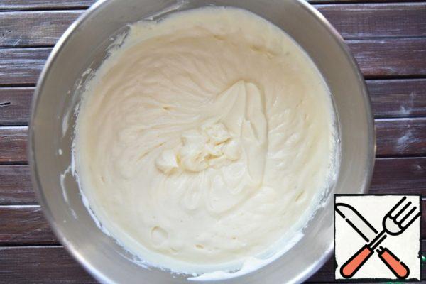 Beat soft butter until fluffy. Continuing to beat the parts enter the pudding. Beat until smooth and also add parts of the classic yogurt.