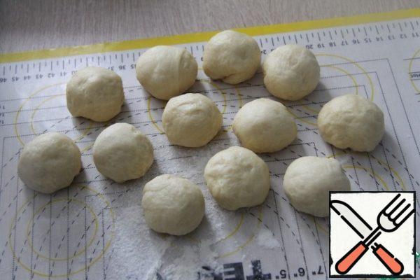 Divide the dough into equal parts, roll into balls. I, initially, divided into 12 parts, but then combined and made only 6 balls. If you want to make thin flagella, then do them more.