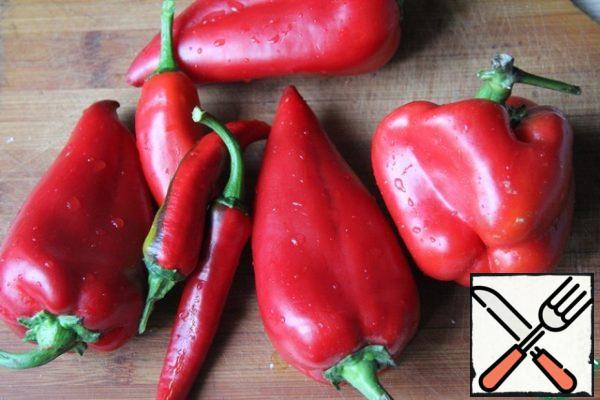 Peel the pepper from the seeds and shells, cut into cubes.
